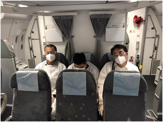 黄姓嫌犯(中)在飞机上被台“刑事局”押解回台照片。图自台湾“中时新闻网”