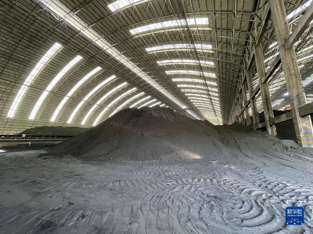 宁东铁路鸳鸯湖电厂站旁的储煤仓内景. 新华社记者 苏醒 摄