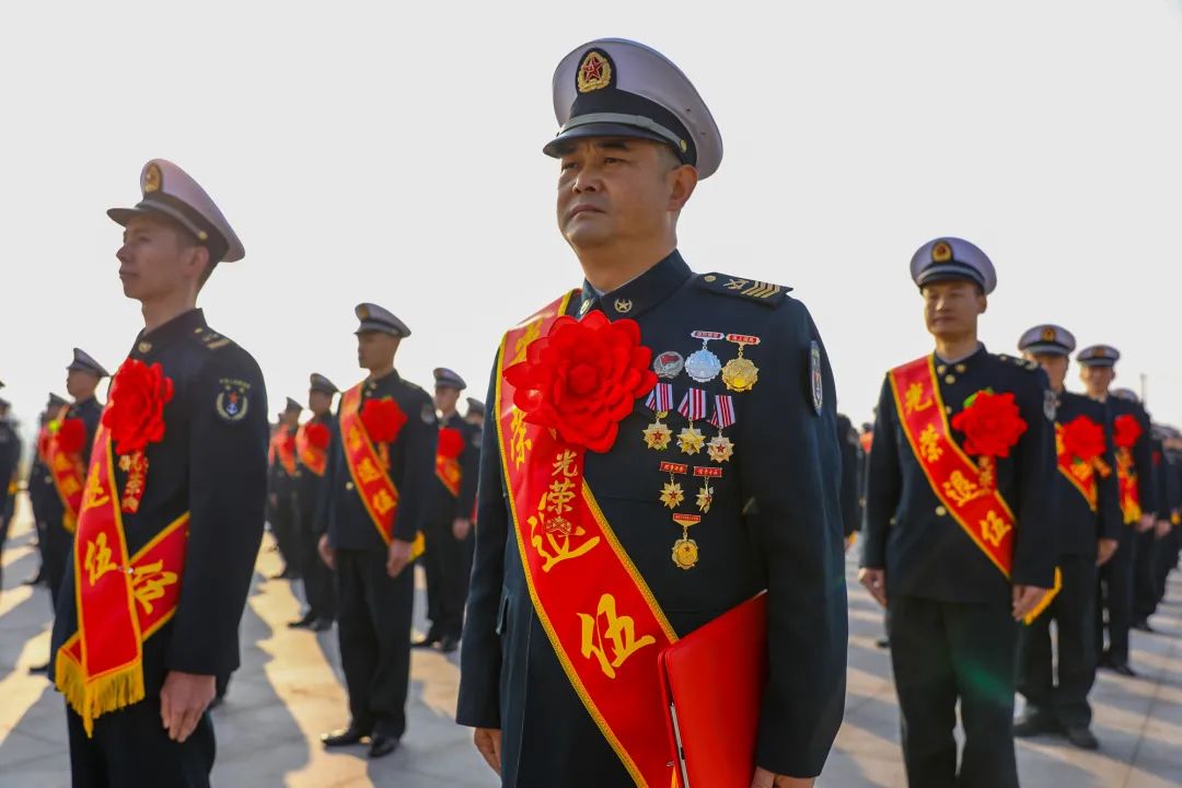 迟到的退役仪式上老班长含泪告别军营