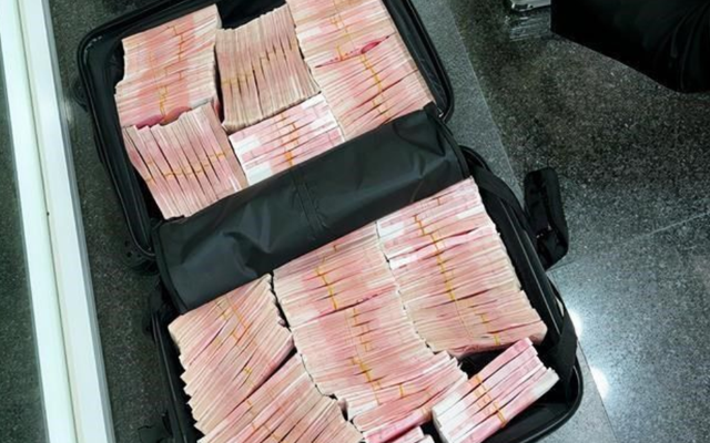 大,且银行规定,离开柜台概不负责,所以才会把这笔钱认真核实好几遍