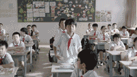 　　△电视剧《小舍得》片段：老师问，谁在校外上辅导班，差不多整个班都站了起来