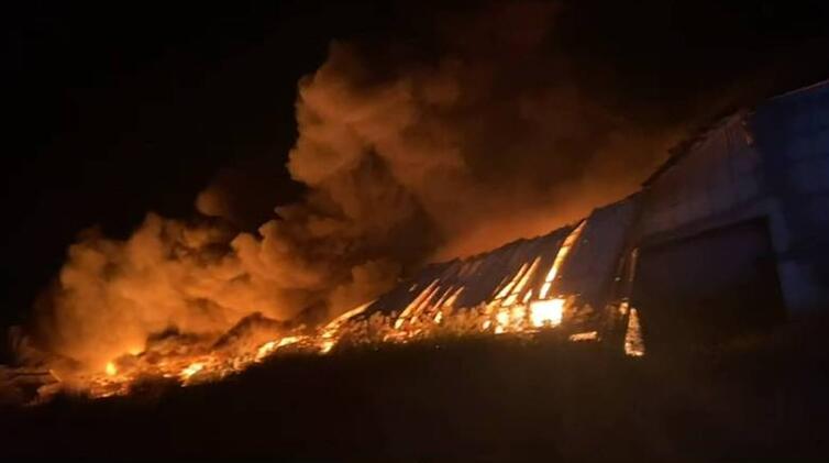 台媒：台湾苗栗县一工厂深夜突发大火 火势猛烈吞噬整个厂房