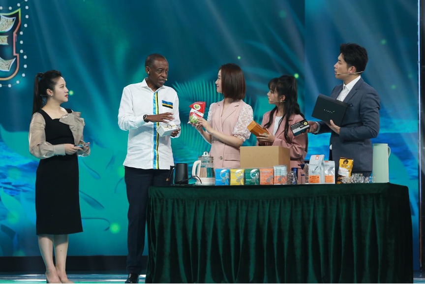 卢旺达驻华大使詹姆斯·基莫尼奥走进中国直播间带货，介绍卢旺达的一款茶叶。《全球国货之光》节目组供图