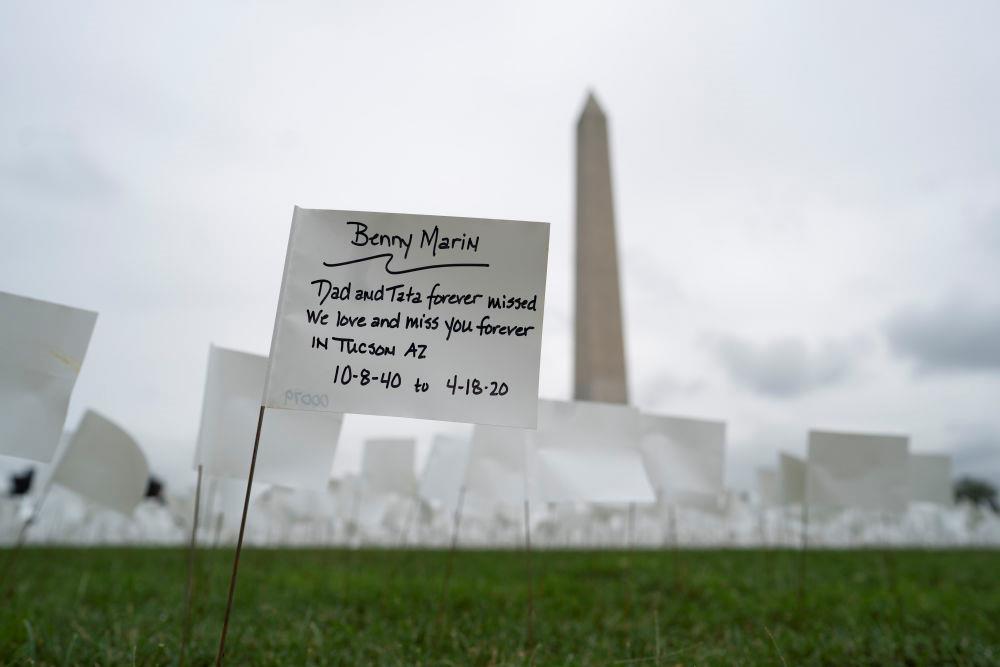 △9月17日，写有缅怀亲人词句的白色旗帜摆放在美国首都华盛顿的华盛顿纪念碑附近的草坪上。
