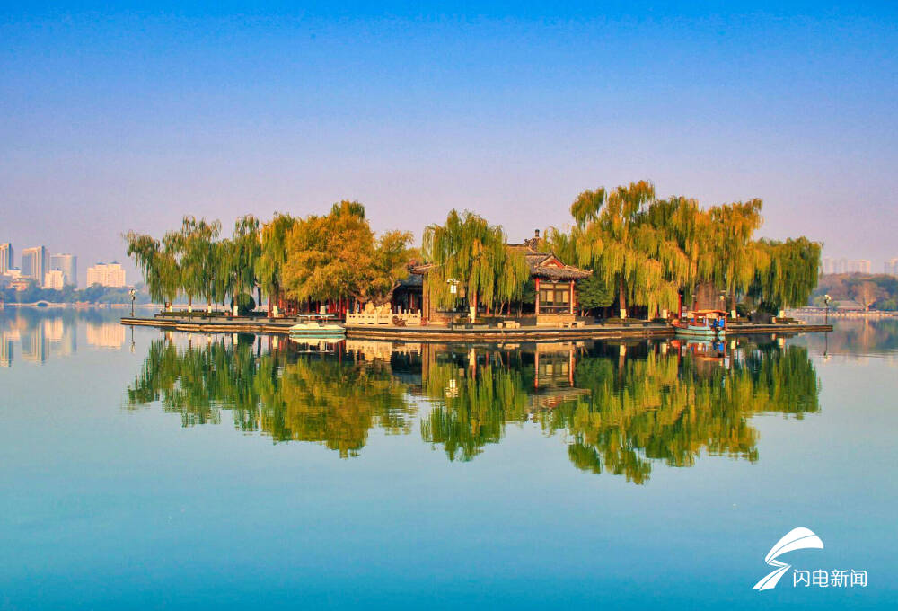 碧波荡漾的大明湖色彩缤纷,斑斓多姿,景色诱人.