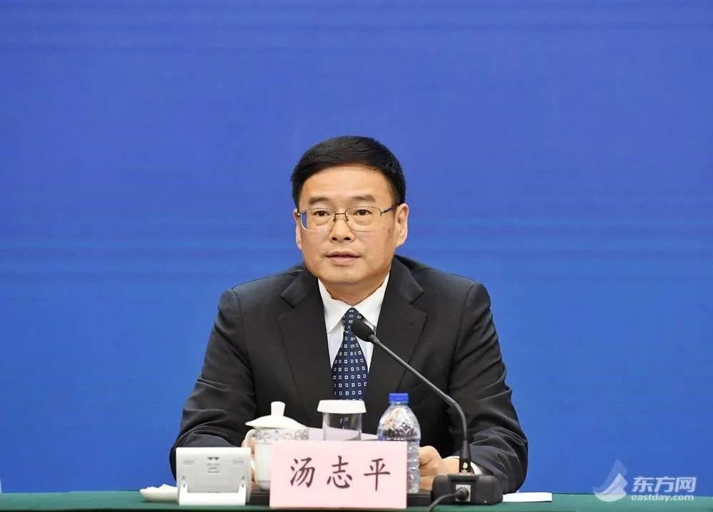 曾任上海市城市规划管理局副总工程师,局长助理,副局长,徐汇区副区长