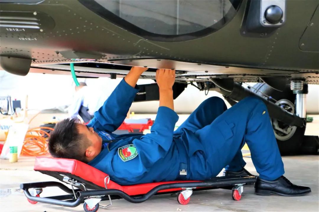 致敬!守护战鹰的陆军机务兵