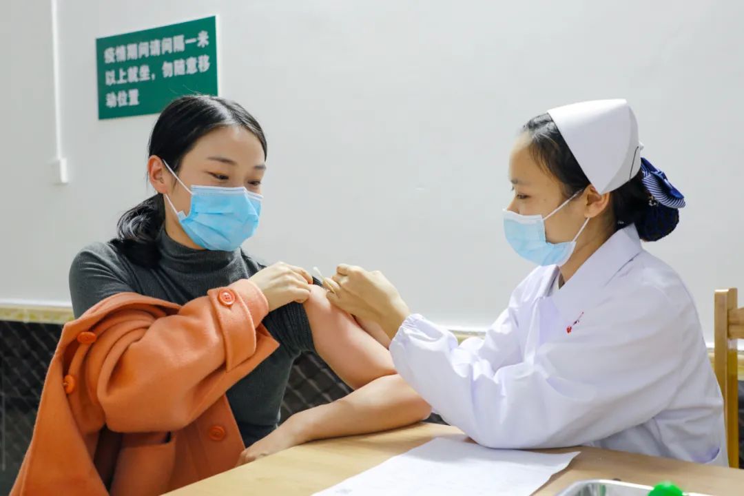 ▲新田县人民医院，市民在接种新冠病毒疫苗加强针。钟伟锋 摄