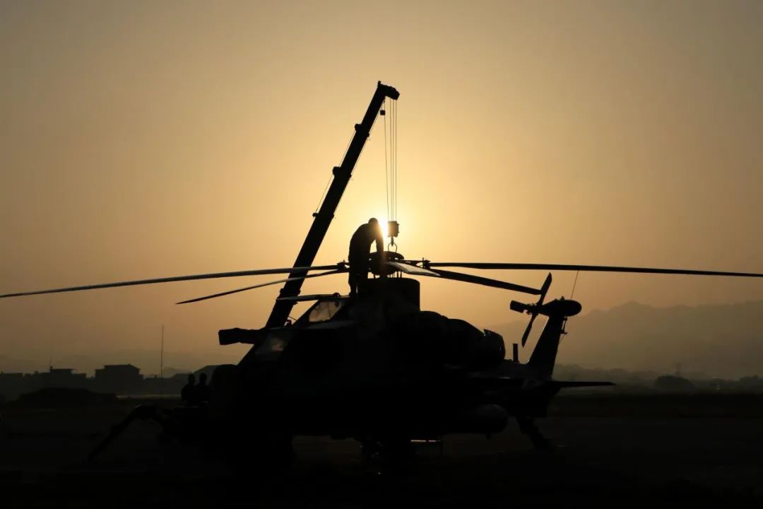 致敬守护战鹰的陆军机务兵