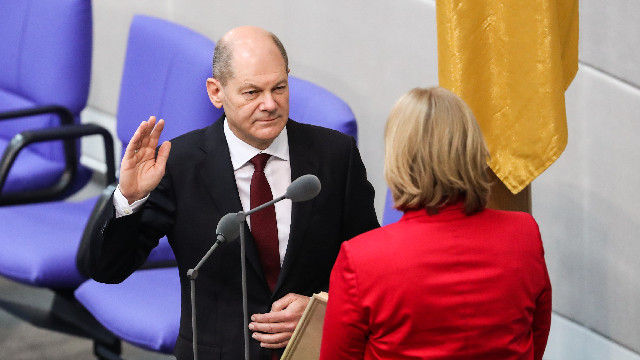 12月8日，在德国首都柏林的国会大厦，朔尔茨（左）宣誓就职。（新华社图）