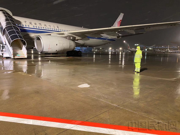 首都机场安保公司:周密部署 全力应对雨雪天气航班保障工作