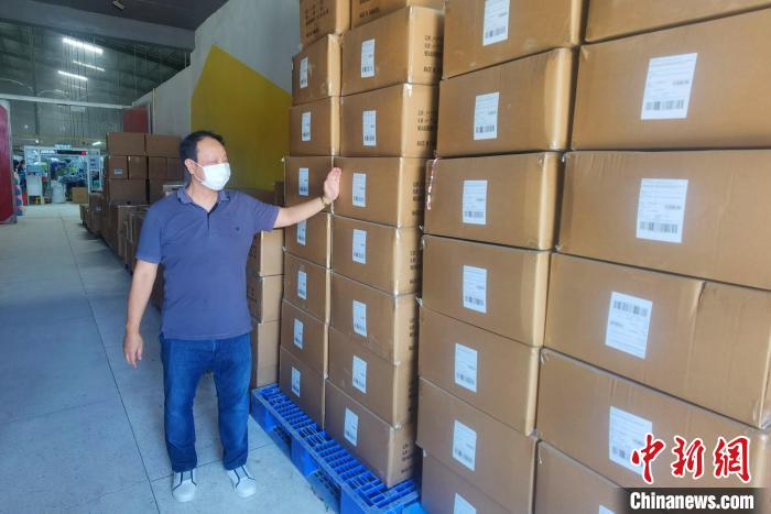 柬埔寨制衣商会会员、GNT总经理黄义云对货物检查进行装箱前检查。欧阳开宇摄
