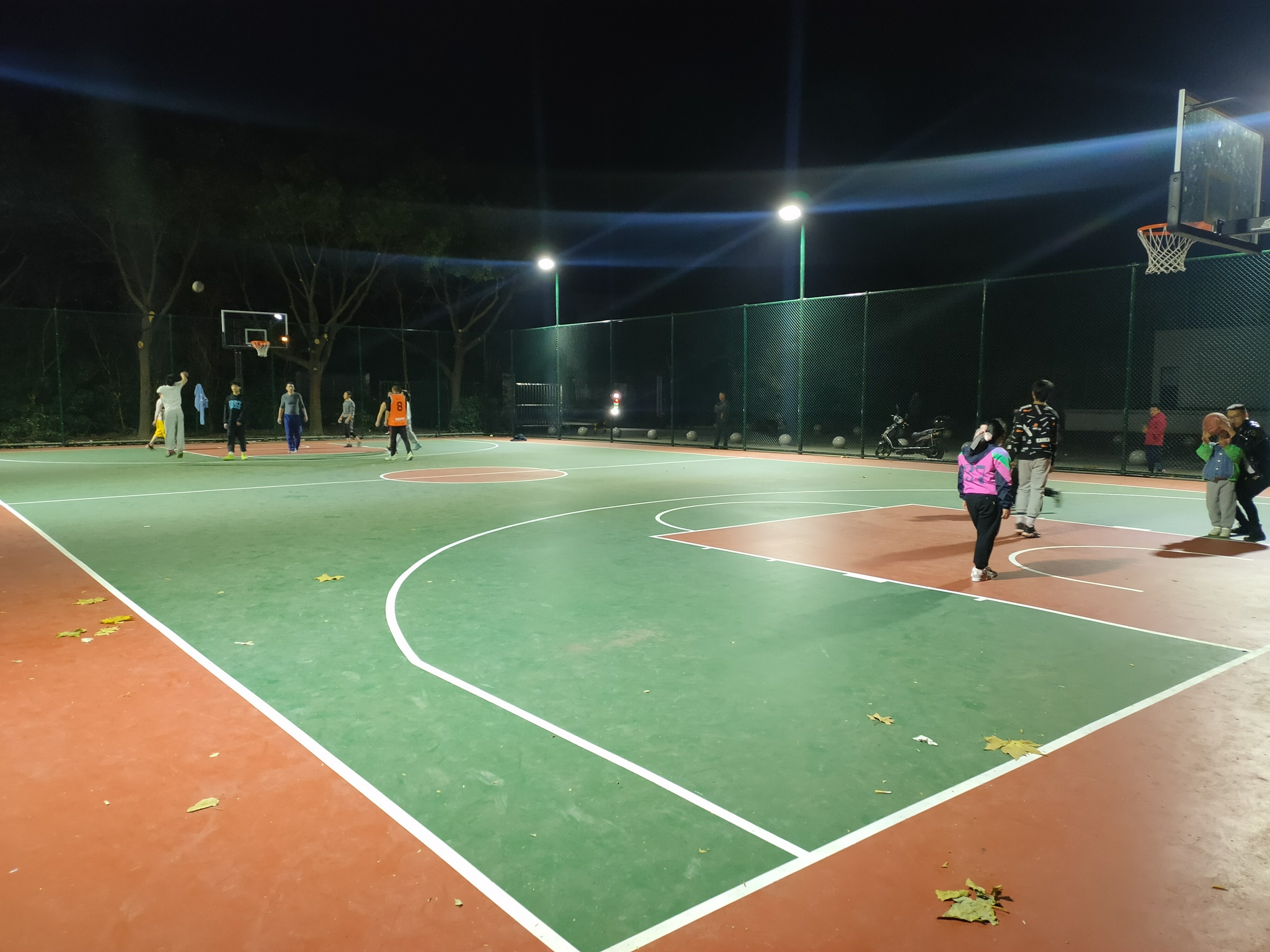 "球场弹性,防滑都十分出色,而且还安装了围网,不怕摔了!