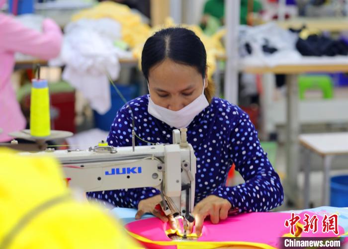 柬埔寨GNT制衣厂制定严格措施防疫。欧阳开宇 摄