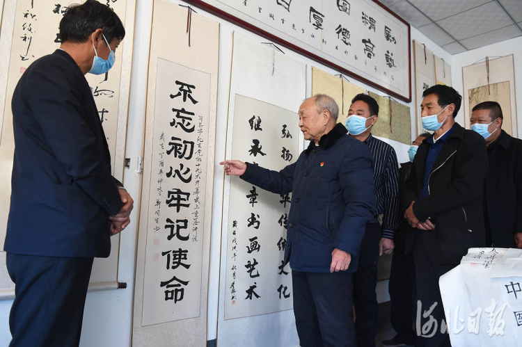 近日，在河北省邢台市南和区河郭镇左村，79岁的老党员、书法爱好者靳同生通过书法作品宣传党的十九届六中全会精神。河北日报记者赵永辉摄