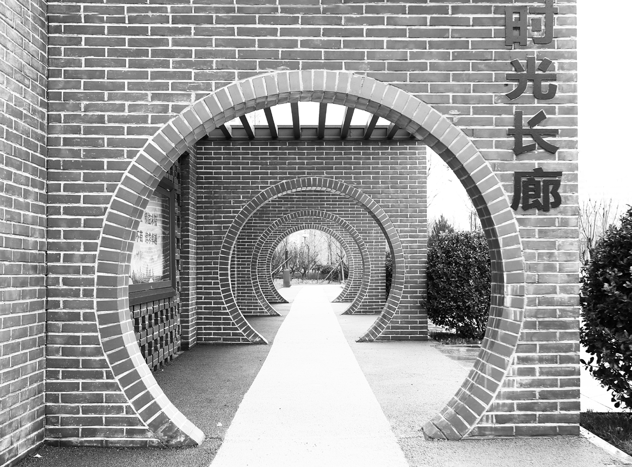 织锦园中的时光长廊留住了纺织文化的记忆.