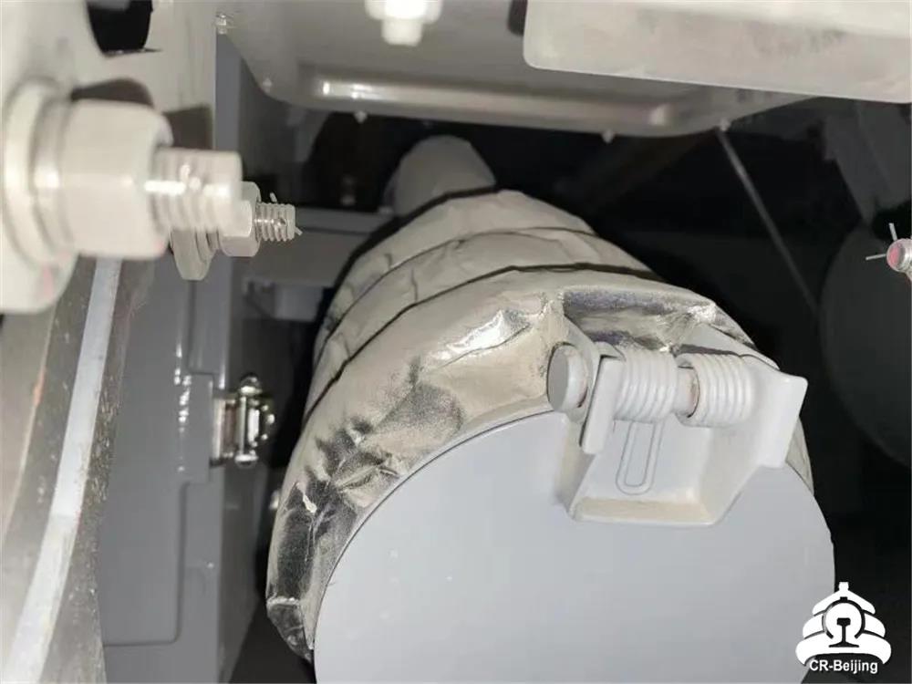 △列车上水管路由铜管优化为不易冻损的不锈钢管,管路外包裹上了防寒棉,配备辅助加热装置,避免了转向架附近区域低温薄弱点产生冻结。