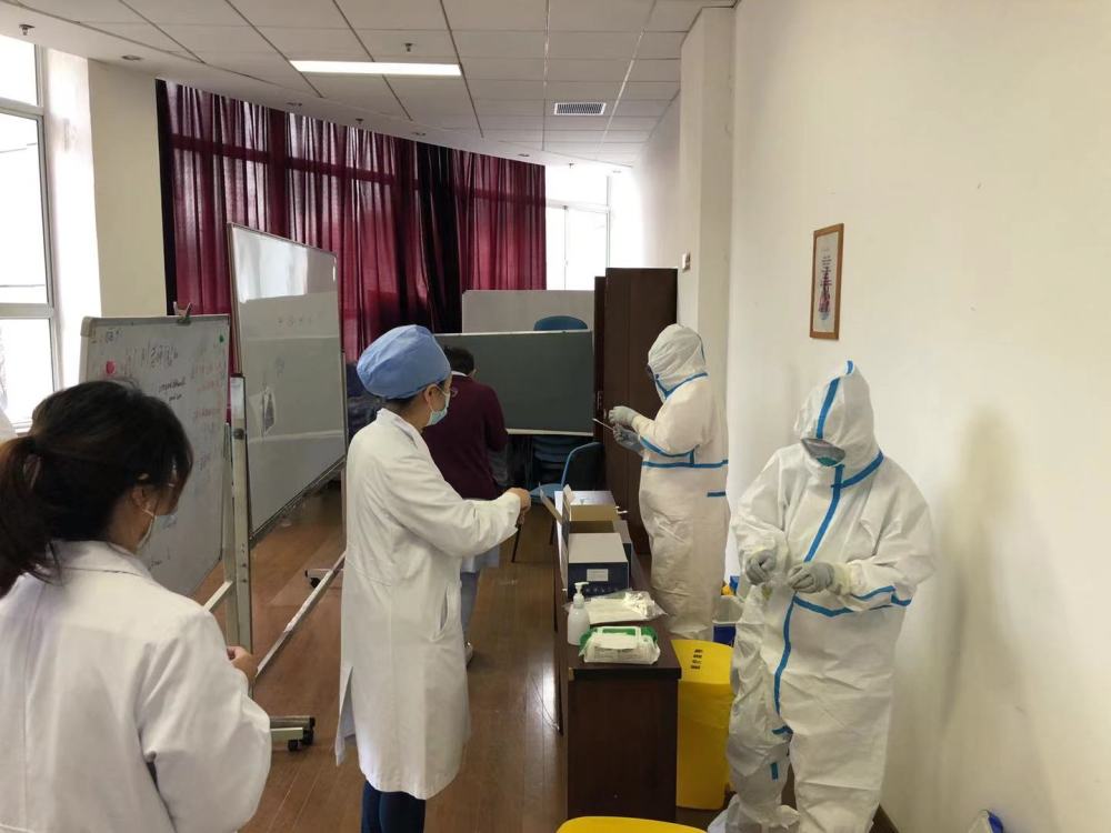 上海市精神卫生中心人员在接受核酸检测（图片由上海市精神卫生中心提供）