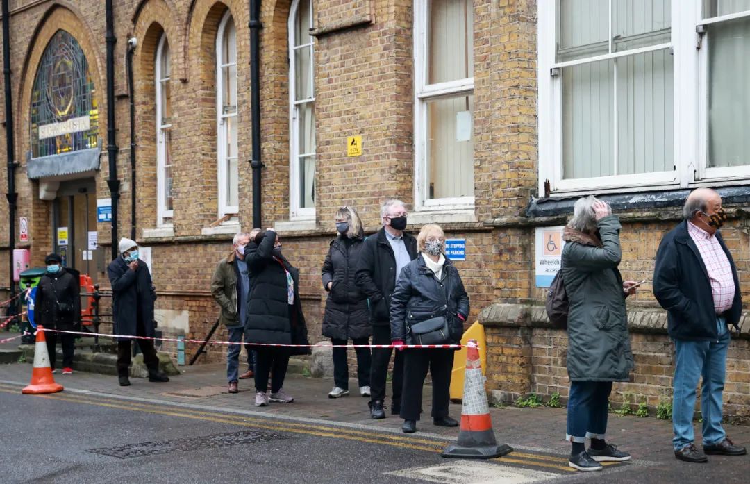 1月20日，在英国伦敦，人们排队等候接种疫苗。新华社/路透