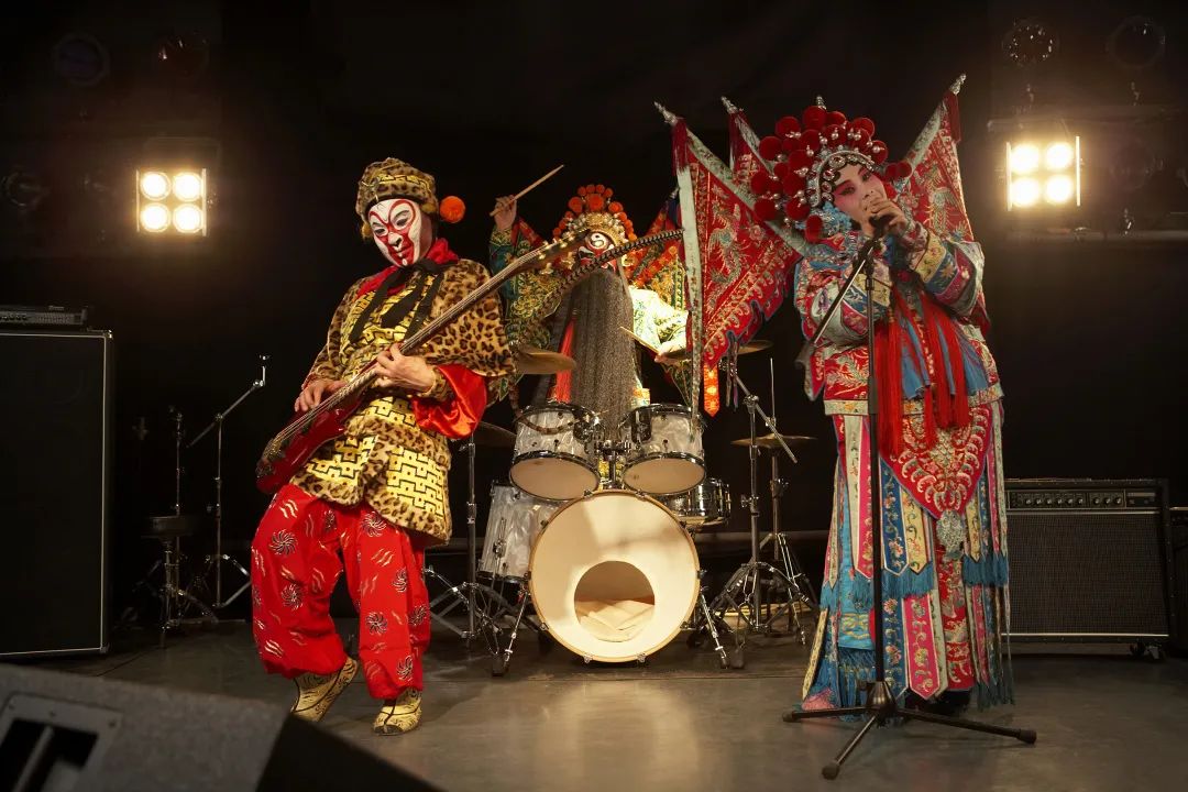 但同样,对于传统文化,大多也呈开放与欢迎的心态:@白小翠儿:传统文化