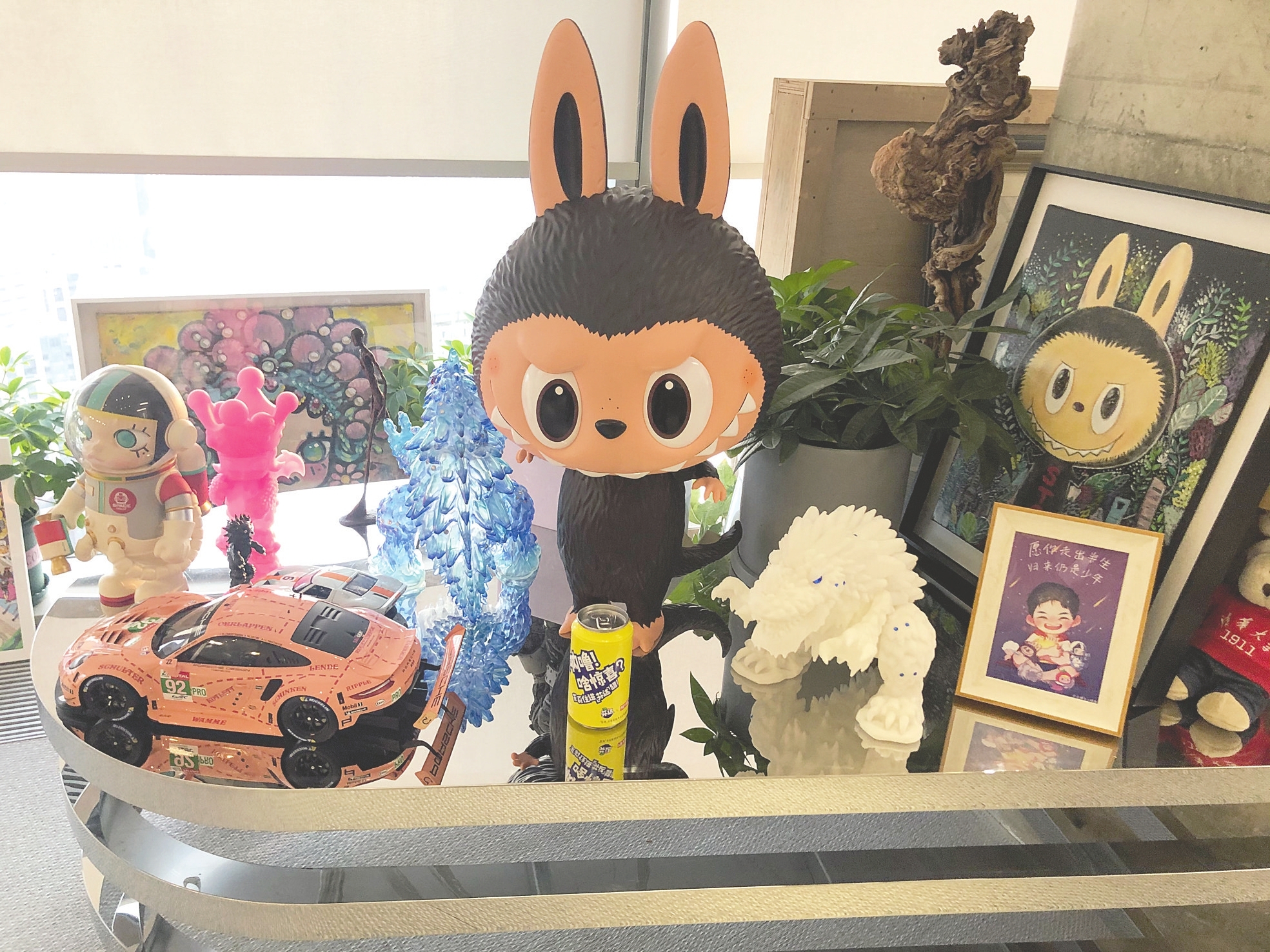 泡泡玛特创始人王宁办公室内的潮玩 每经记者 许恋恋 摄