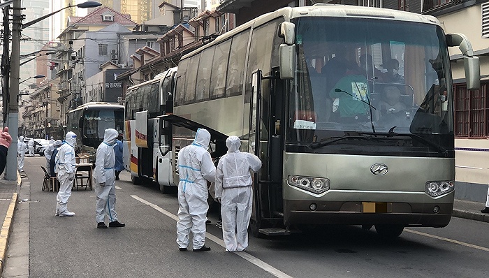 直击上海疫情：中风险小区居民正转运至酒店集中隔离