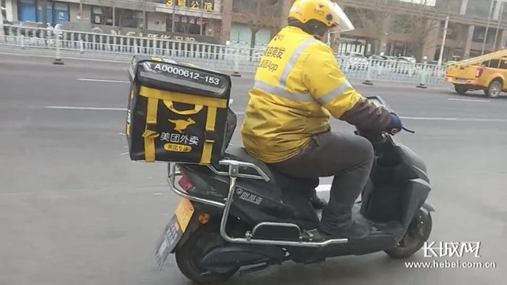 广场喂鸽子的外卖小哥找到了