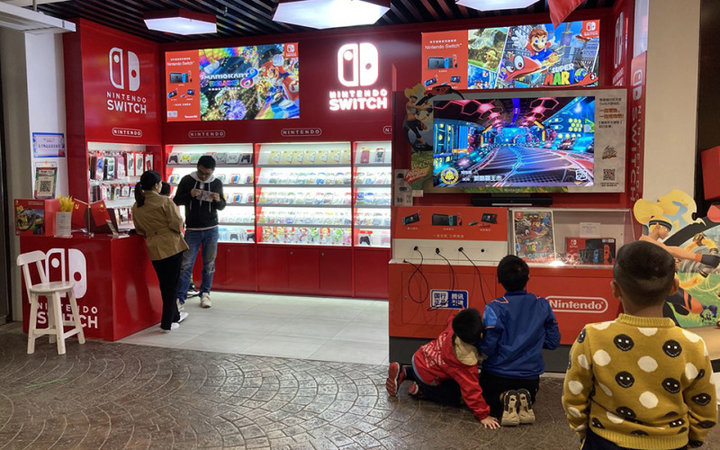 ▲ 在 Switch 前驻足的小朋友. 图片来自：游戏时光 VGtime作者：箱子