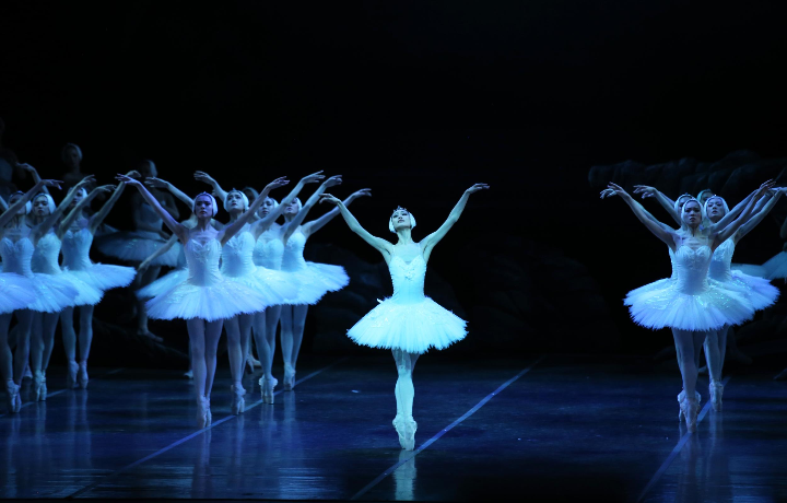 芭蕾舞表演《天鹅湖》.图片来自新华社