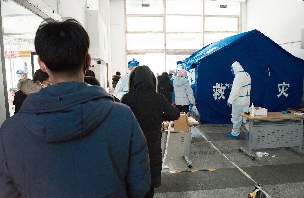 北京大兴区经济技术开发区居民正在有序排队等待核酸检测