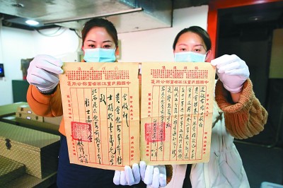     南昌八一起义纪念馆内的“江西民众慰劳前敌革命将士委员会捐款给起义军的收条和回信”。马悦摄/光明图片