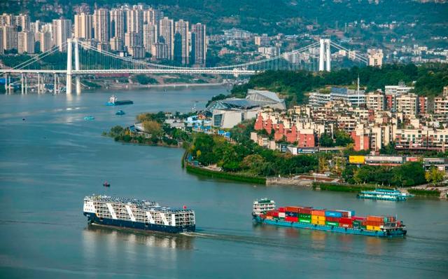 长江万州段船来船往.冉孟军 摄/视觉重庆