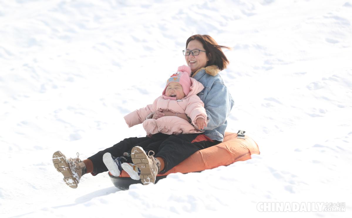 12月10日，游客体验雪圈。（中国日报记者邹红摄）