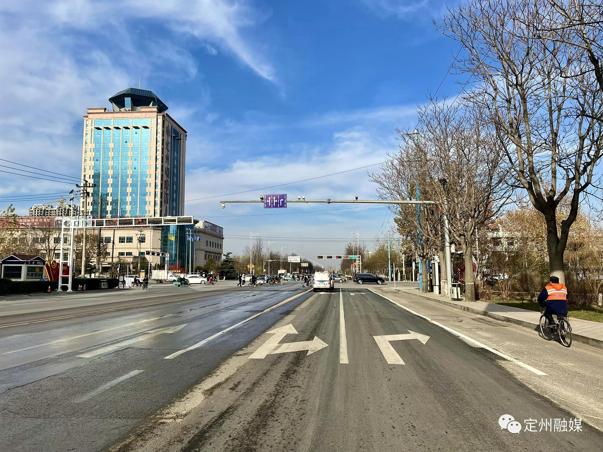 定州这个路口通行有变新增1条右转车道