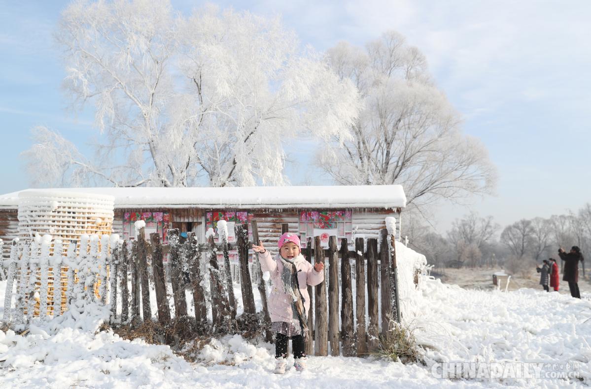 12月10日，一名小朋友在雪中嬉戏。（中国日报记者邹红摄）