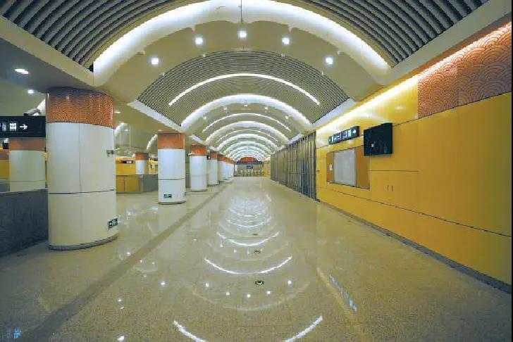 北京地铁8号线年底全线贯通 站内装修突出“门观中轴”特点