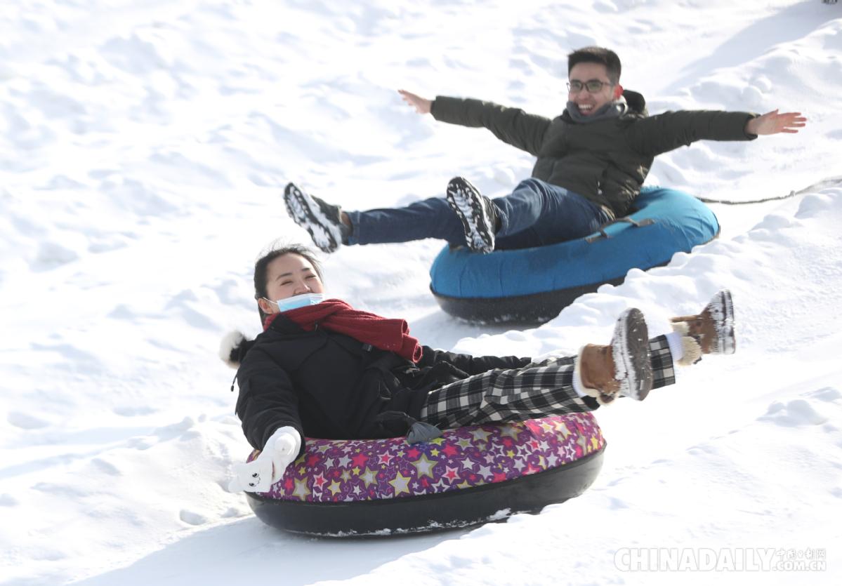 12月10日，游客体验雪圈。（中国日报记者邹红摄）