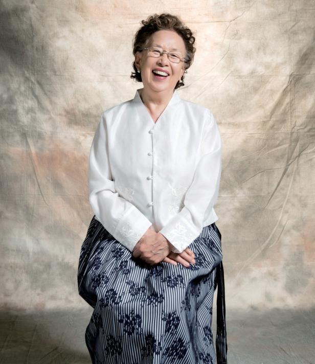 韩国"国民妈妈"罗文姬:若不能真实活着,表演也会变谎言丨人物