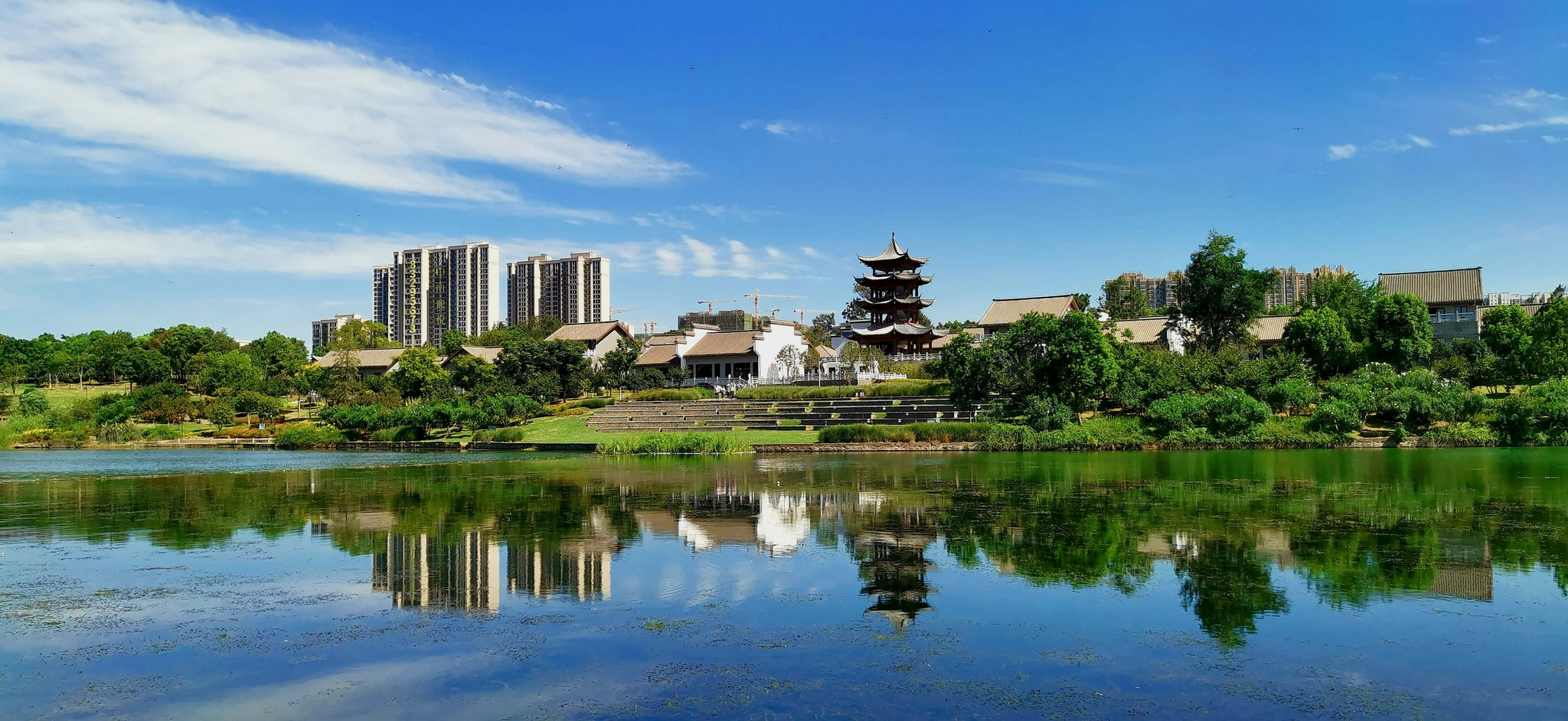 【携程攻略】武汉东湖景点,作为国内最大的城中湖，东湖美名已久，来武汉一定也不能错过魅力的东…