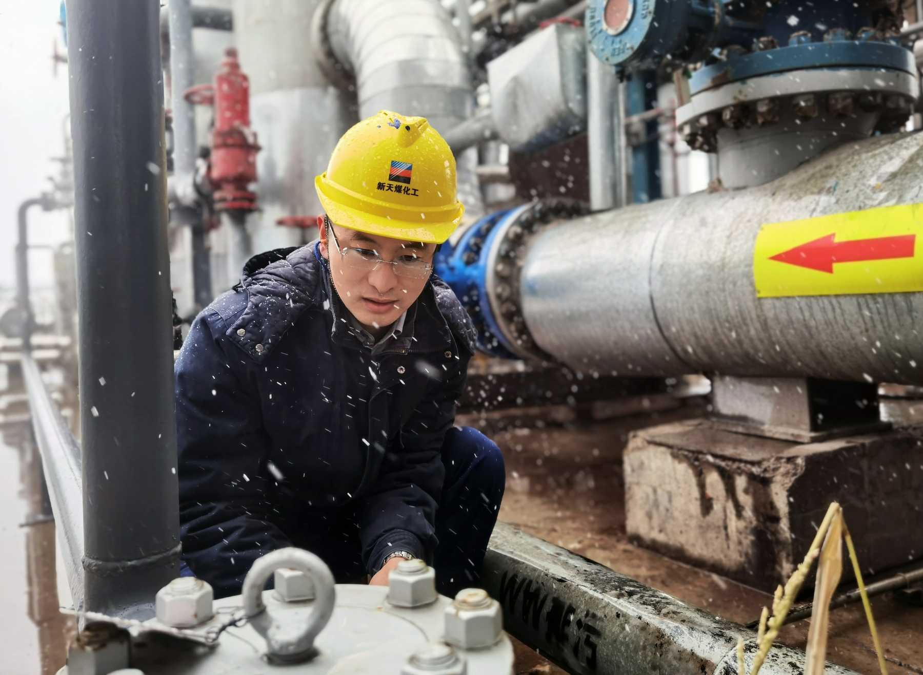 浙能集团所属伊犁新天煤化工有限责任公司职工迎着雪天寒风在室外巡检
