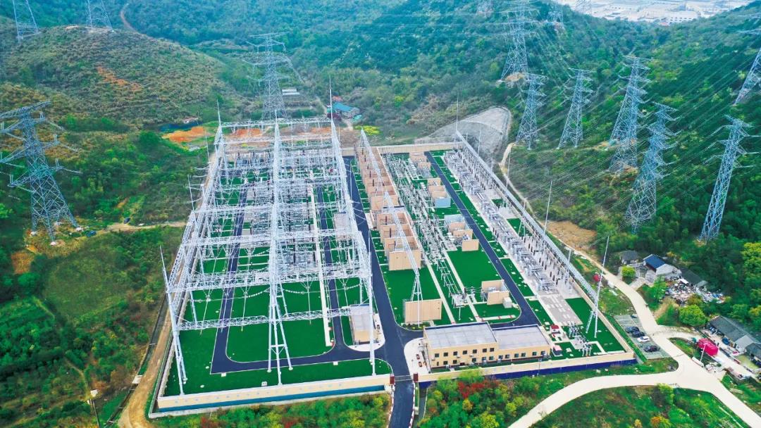 位于浙江省舟山市本岛的500千伏洛迦变电站俯瞰图