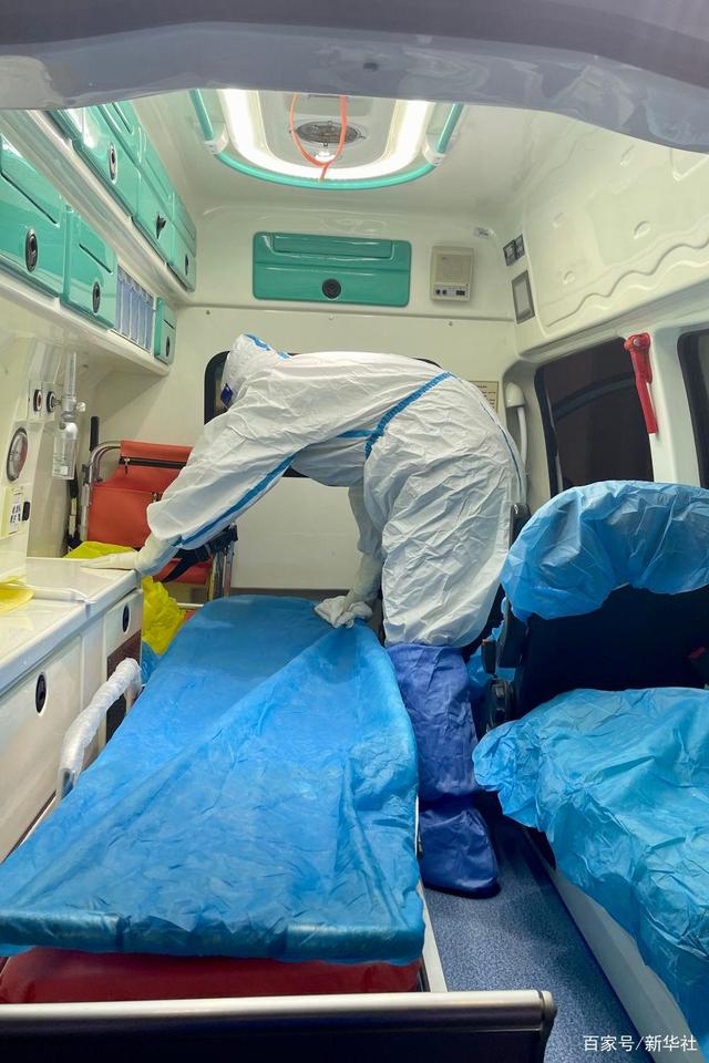 12月5日，哈尔滨市急救中心工作人员对负压急救车进行消毒。（受访者供图）