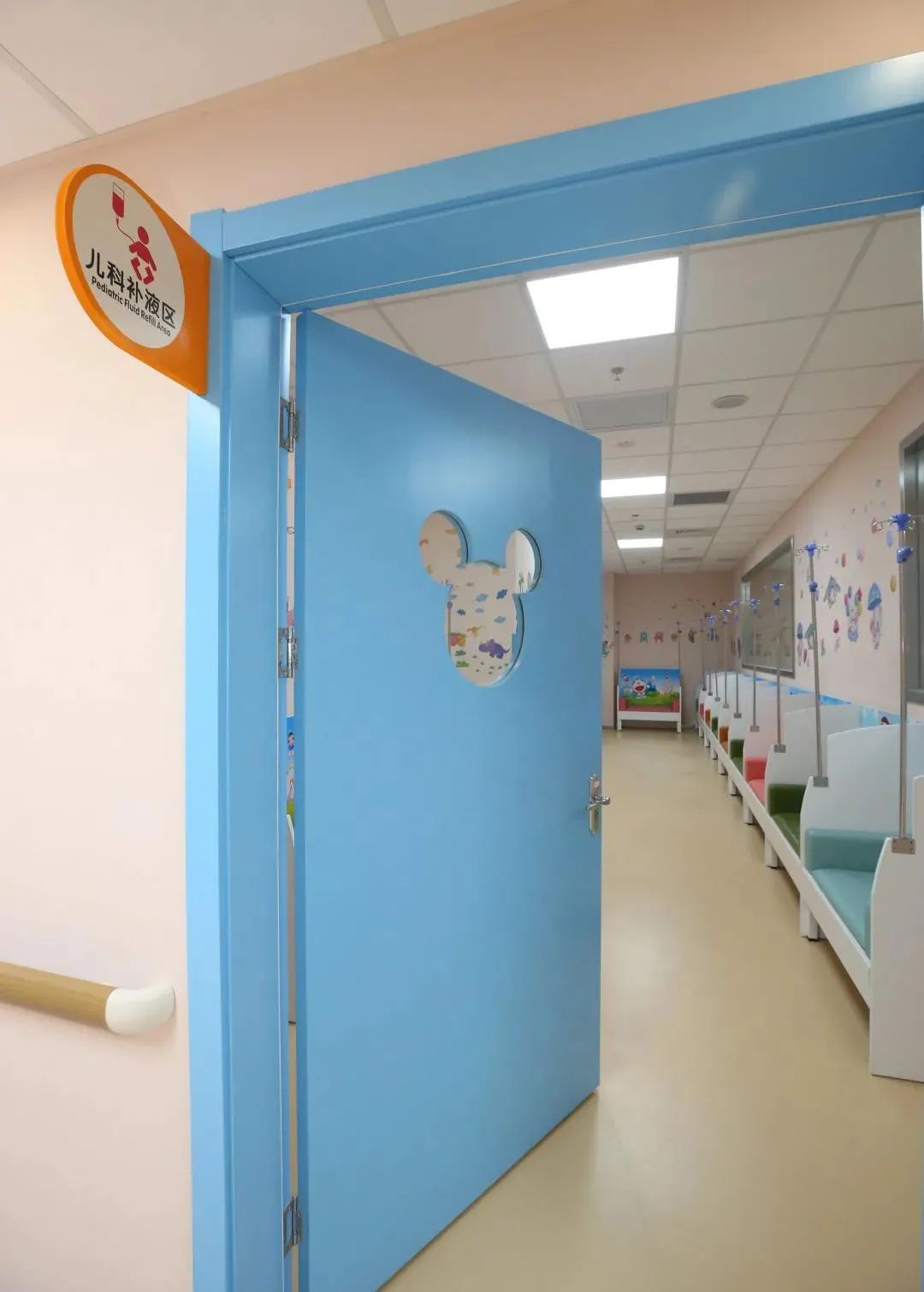 儿科门急诊一体化诊区,包括儿内科诊室,儿外科诊室,儿科急诊室,专家