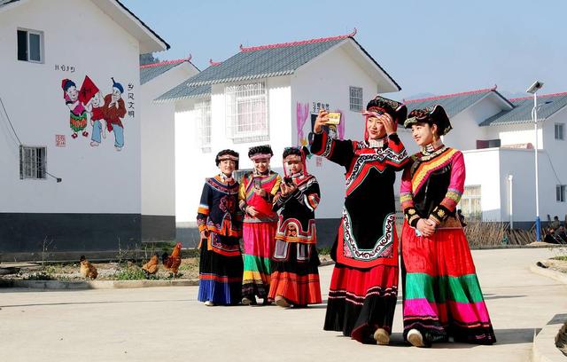 甘洛县普昌镇眉山村,村民穿上漂亮的彝族盛装,通过视频聊天,向朋友