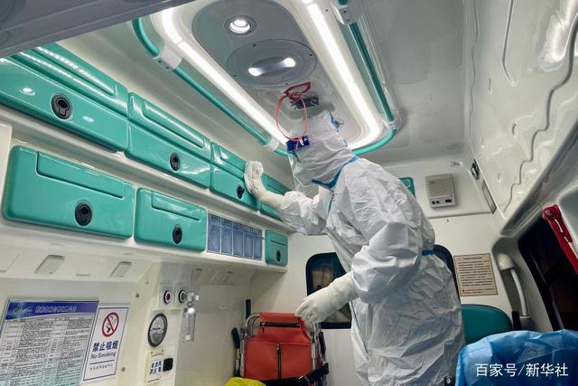 12月5日，哈尔滨市急救中心工作人员对负压救护车进行消毒。（受访者供图）