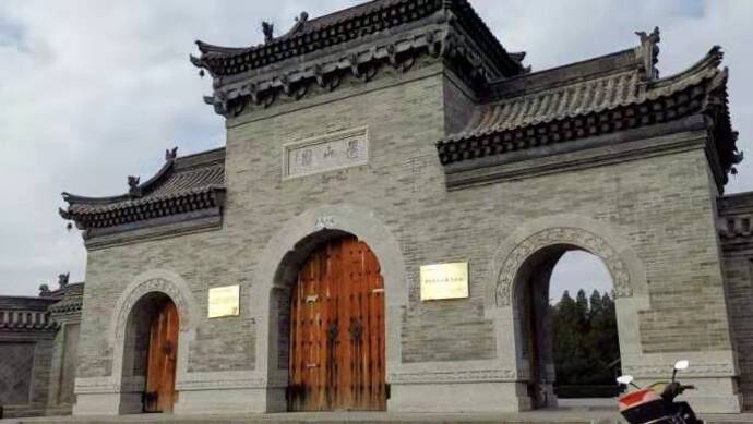 从上海到忻州,跋山涉水,舟车劳顿,所为何来?"参观元好问故居.