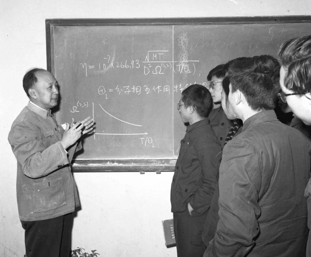 时任中国科学院力学研究所所长、中国科学技术大学化学物理系教授的钱学森在课后给同学们解答问题。（资料照片，1964年摄）