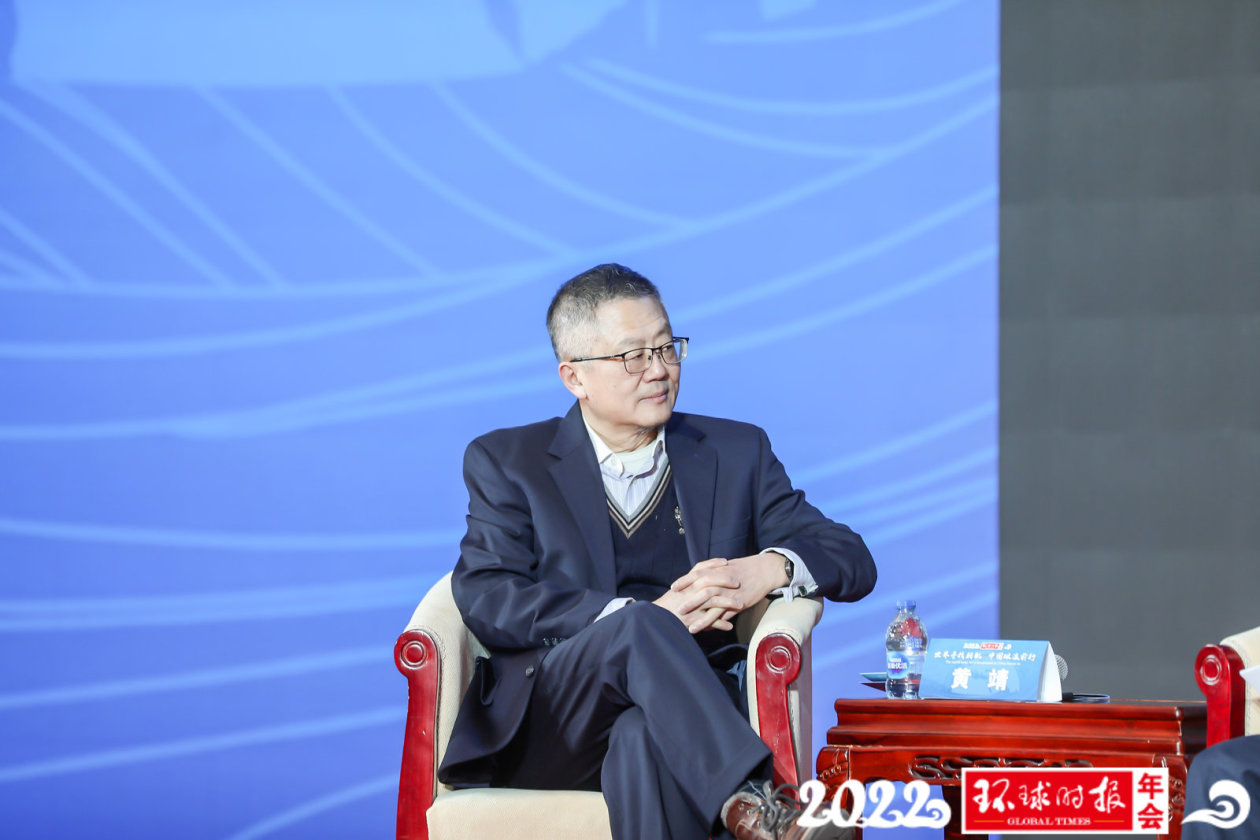 民进党会铤而走险吗"议题讨论中,主持人北京语言大学学院特聘教授黄靖