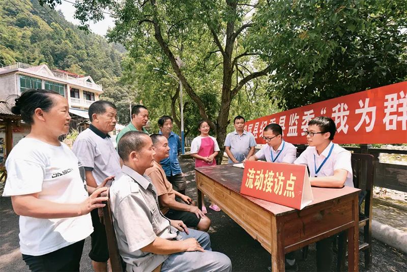 持续强化政治监督，为开创百姓富生态美的多彩贵州新未来发挥全面从严治党引领保障作用。图为2021年8月3日，黔东南苗族侗族自治州锦屏县纪委监委干部到平秋镇圭叶村接访。　贵州省纪委监委供图 杨函祥/摄