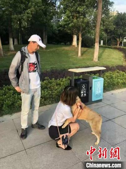 △刘伟和团队帮助一位女士找到宠物狗。